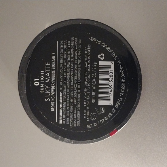 💋 4/$20 Milani Silky Matte Bronzing Powder (01 Sun Light) - Picture 3 of 3